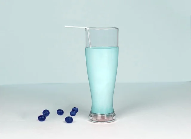 Borówkowe smoothie, koktajle i desery na upały - pomysły z owoców z plantacji