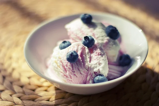 Borówki i jogurt w blenderze przygotowywane na koktajl